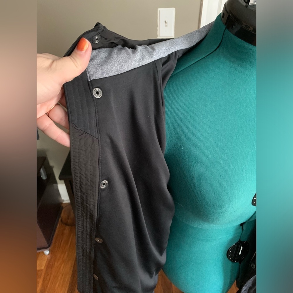 Under armour size XL lightweight hooded jacket - Picture 5 of 9